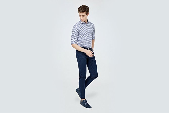С чем носить синие мужские брюки?
