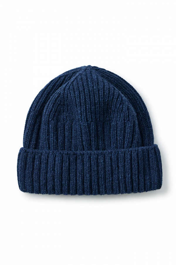 Темно-синяя укороченная шапка