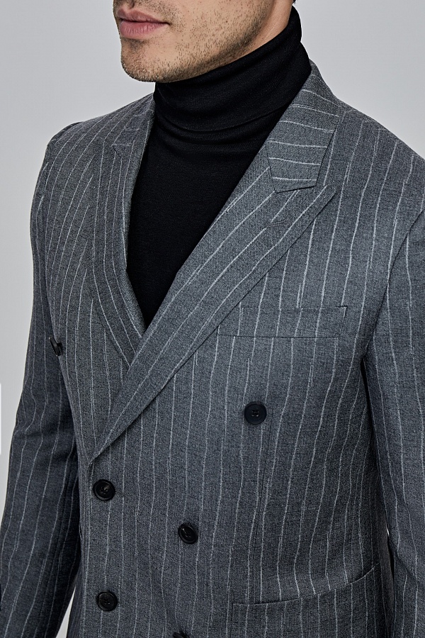 Серый двубортный костюм в рваную полоску
