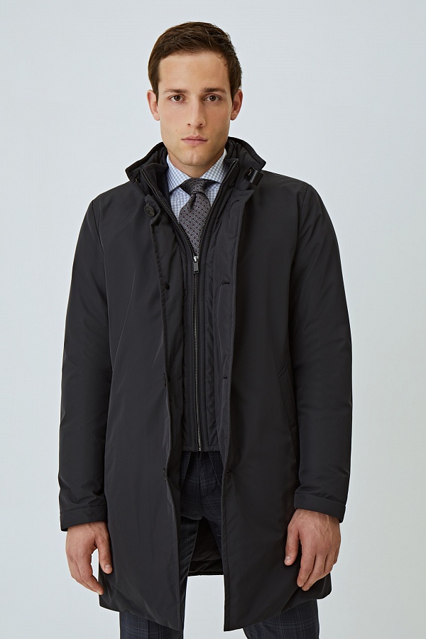 Удлиненная черная куртка со складным капюшоном