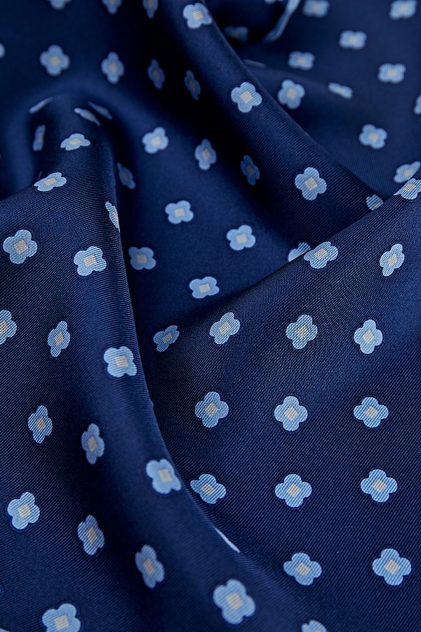 Темно-синий платок в голубой цветок