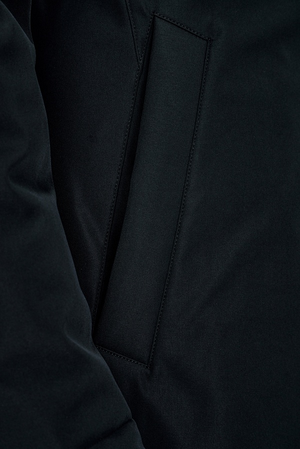 Черная пуховая куртка с воротником-стойкой