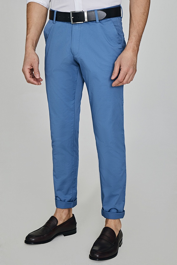 Голубые брюки чинос