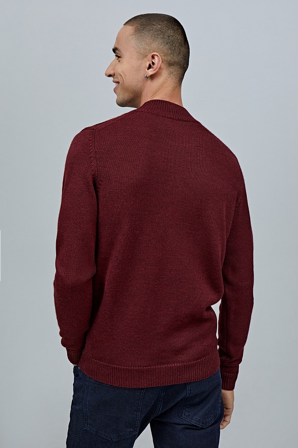 Бордовый текстурный пуловер с узором ромбы