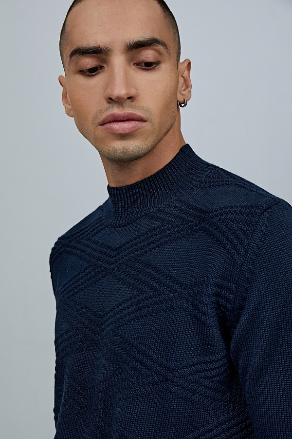Темно-синий текстурный пуловер с узором ромбы
