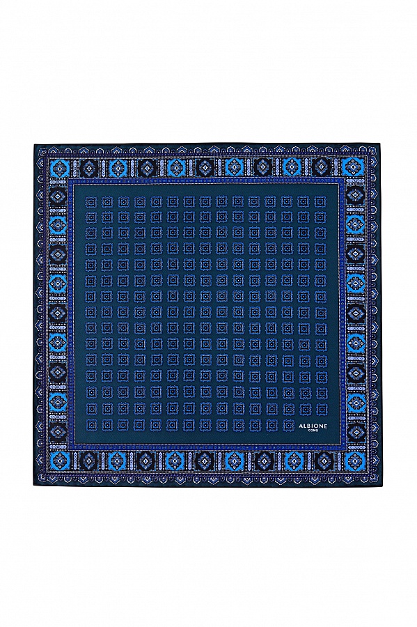 Темно-синий платок с орнаментом клетка