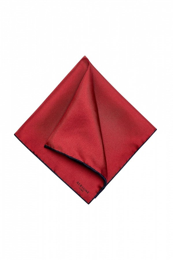 Красный платок с темно-синей обводкой
