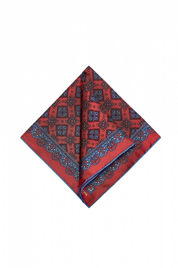Красный платок с синим узором