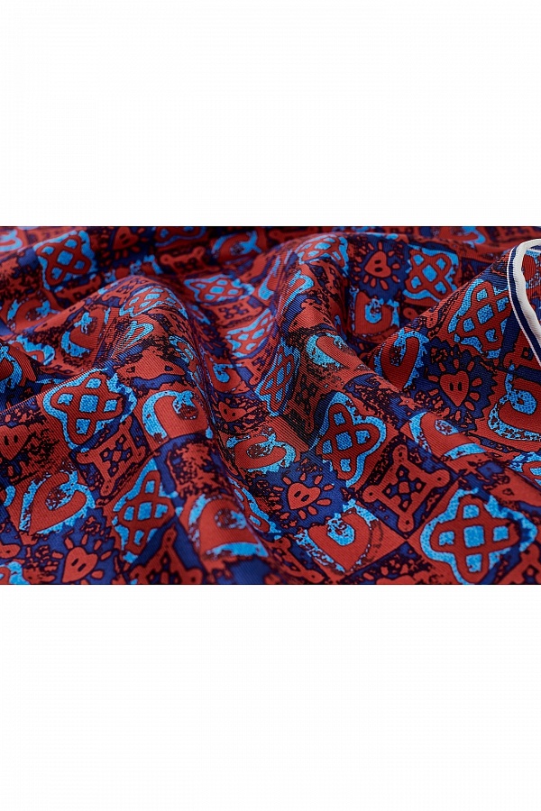 Синий платок с красным принтом