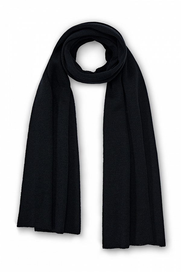 Черный шарф гладкой вязки