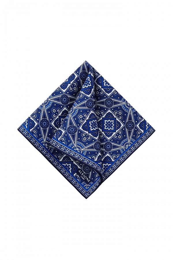 Темно-синий платок в геометрический принт