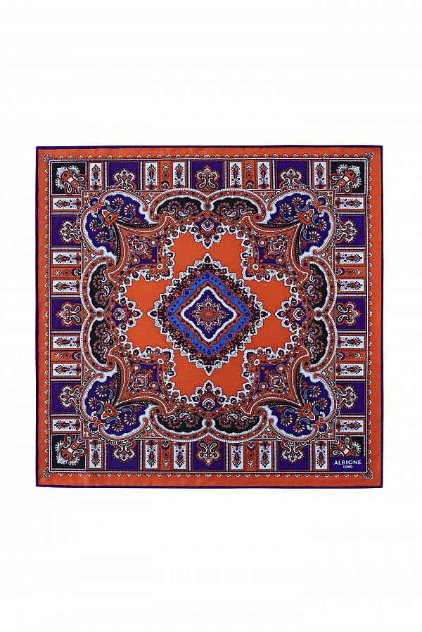 Красно-фиолетовый платок с орнаментом