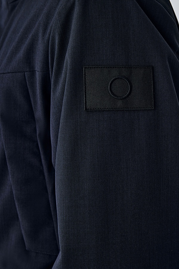 Темно-синяя куртка с карманами