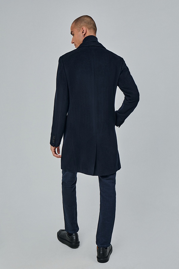 Двубортное пальто темно-синего цвета