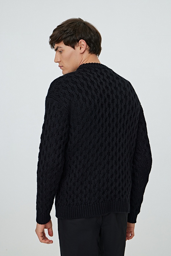 Черный свитер грубой вязки