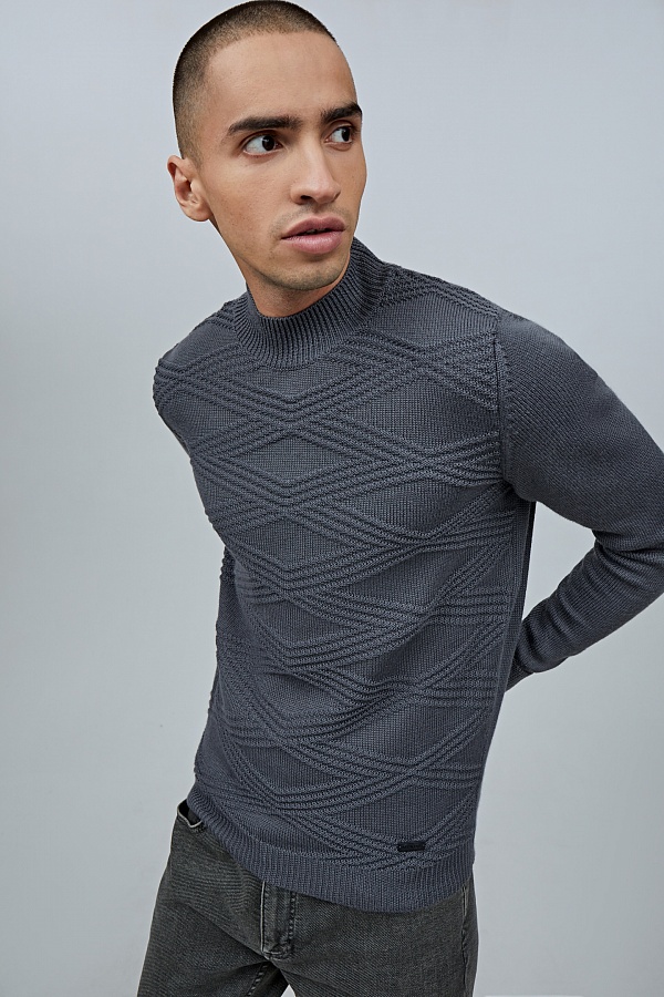 Серый текстурный пуловер с узором ромбы
