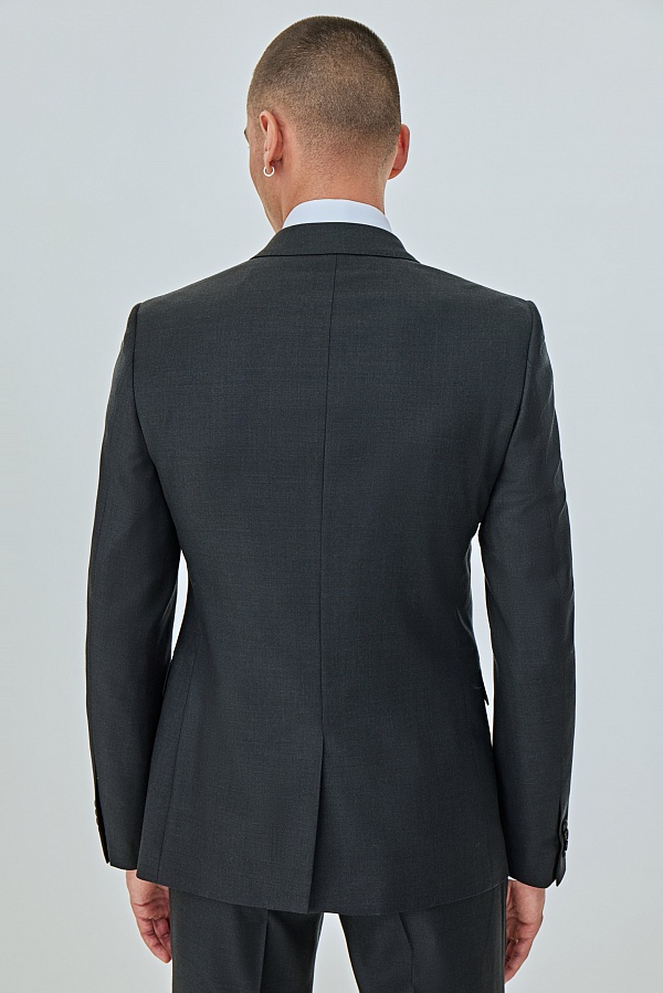 Серый однотонный костюм на двух пуговицах