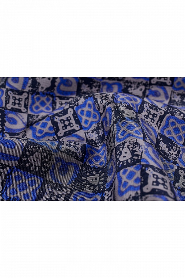 Темно-синий платок с абстрактным принтом
