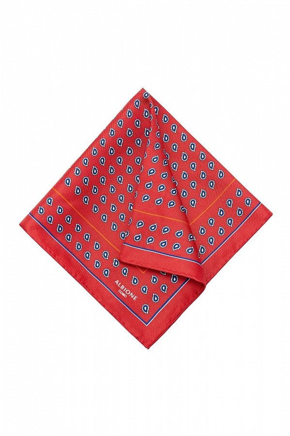 Красный платок с узором огурцы