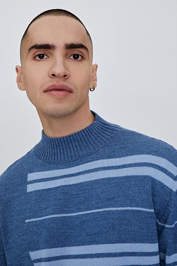 Голубой свитер с полосками