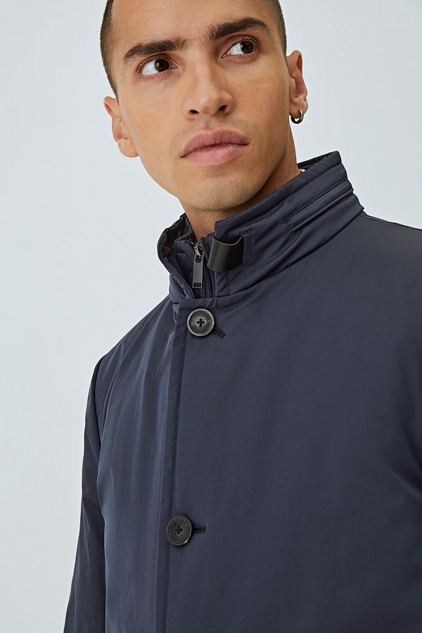 Удлиненная темно-синяя куртка со складным капюшоном