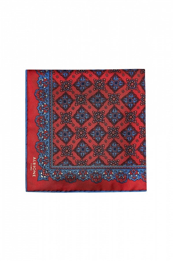 Красный платок с синим узором