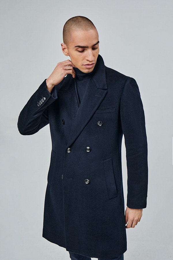Двубортное пальто темно-синего цвета