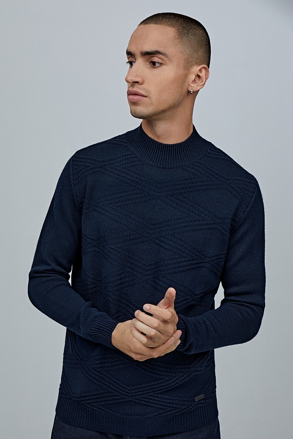 Темно-синий текстурный пуловер с узором ромбы