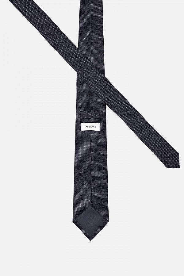 Черный галстук в мелкий узор
