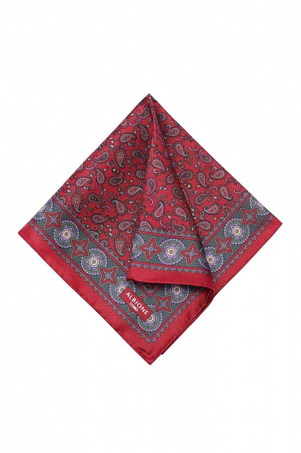 Красный платок с узором пейсли