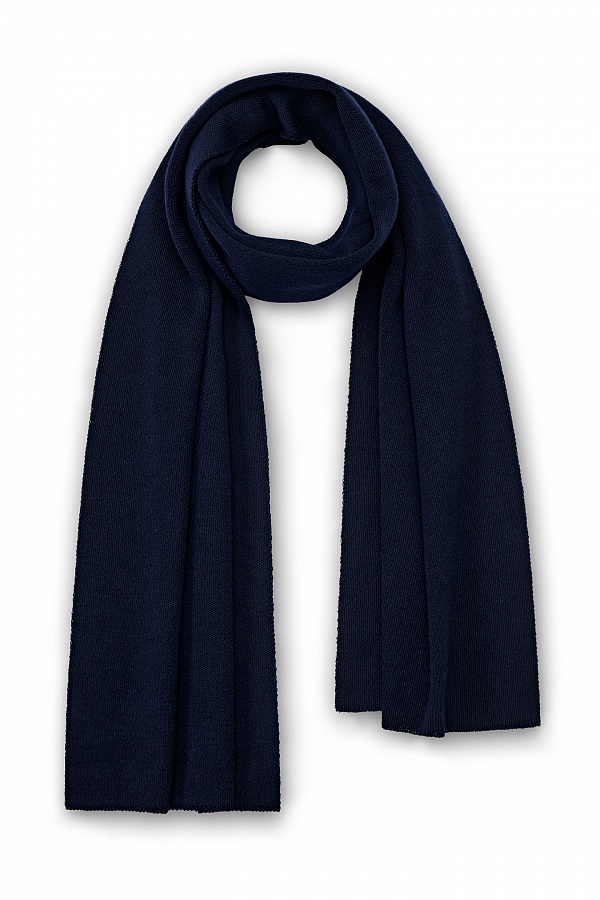 Темно-синий шарф гладкой вязки