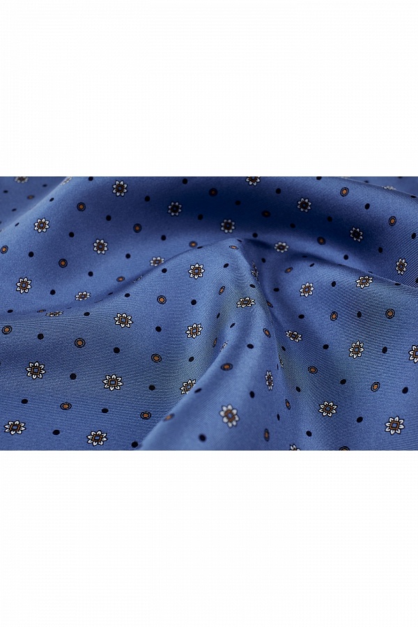 Синий платок с цветочным рисунком