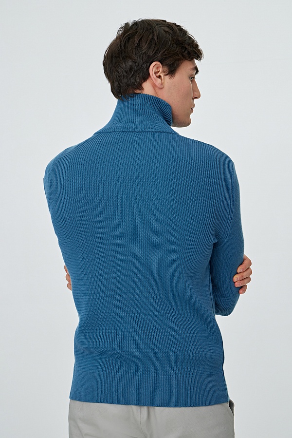 Синий свитер с воротником на молнии