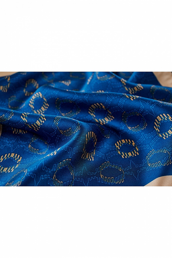 Синий платок с бежевым принтом