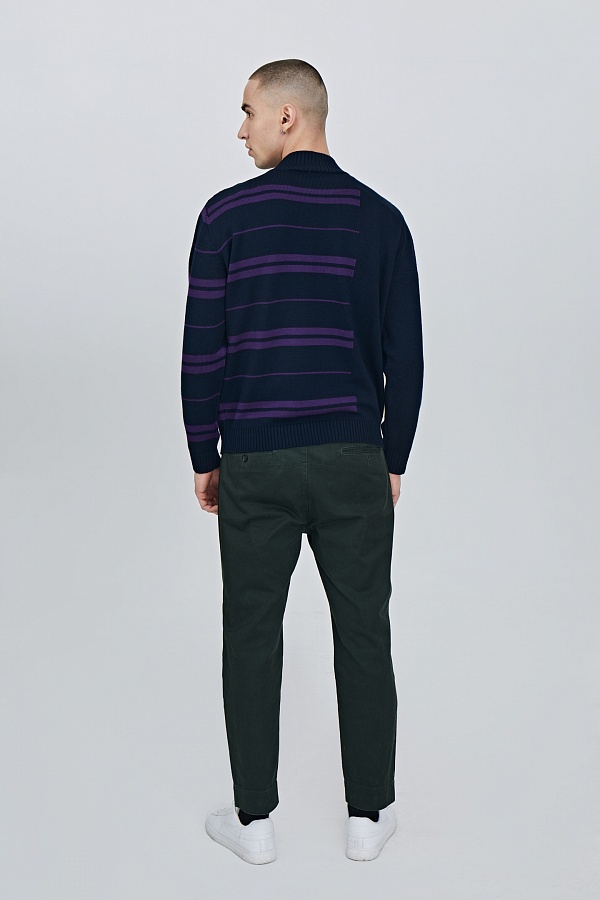 Темно-синий свитер с полосками
