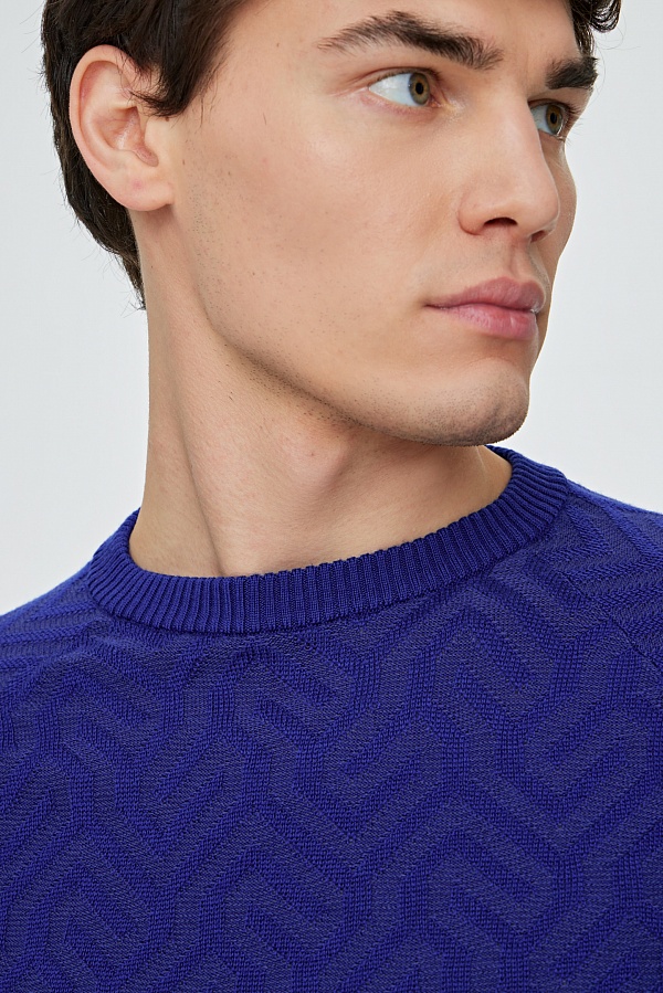 Синий свитер с текстурным узором