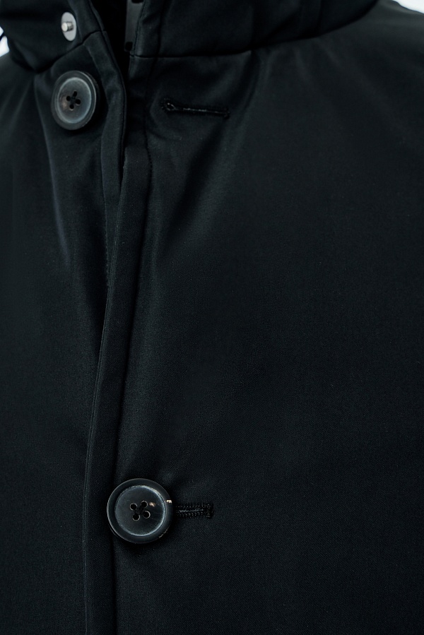 Черная пуховая куртка с воротником-стойкой