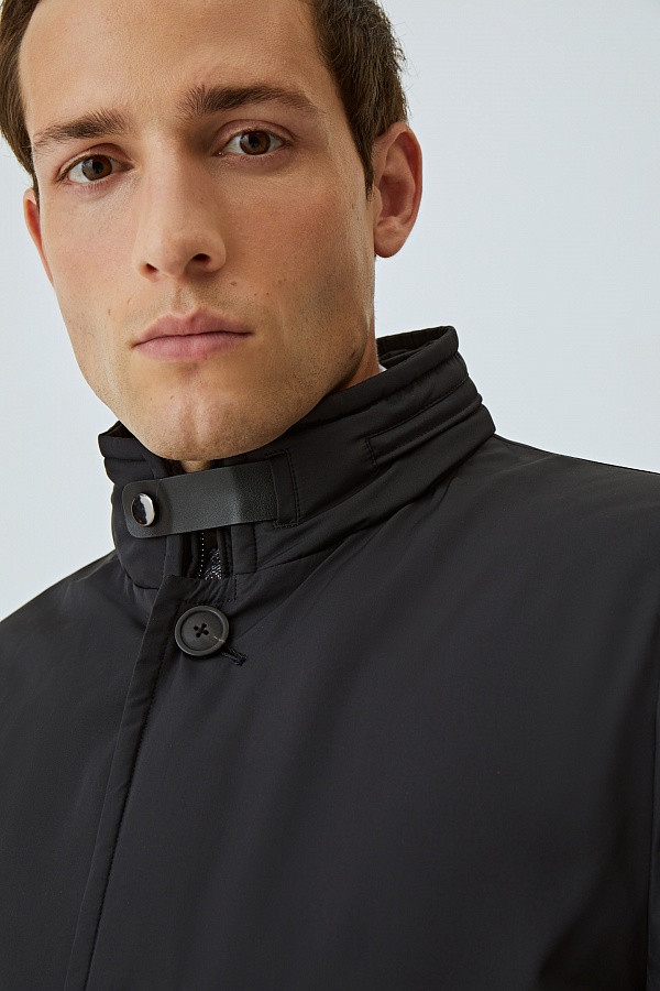 Удлиненная черная куртка со складным капюшоном