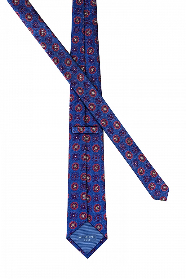 Синий галстук с ярким принтом