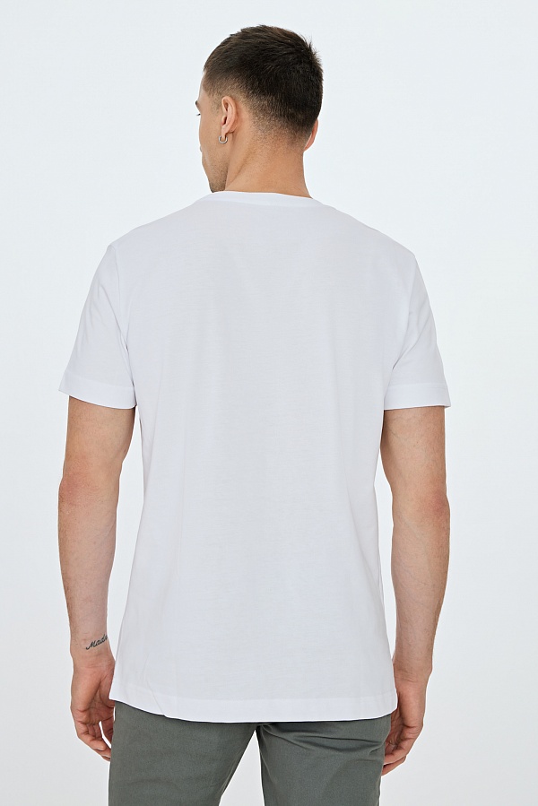 Белая футболка с ярким принтом