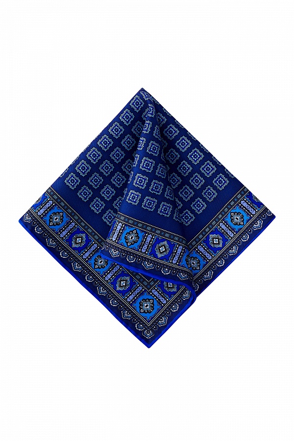 Сине-голубой платок с узором квадраты