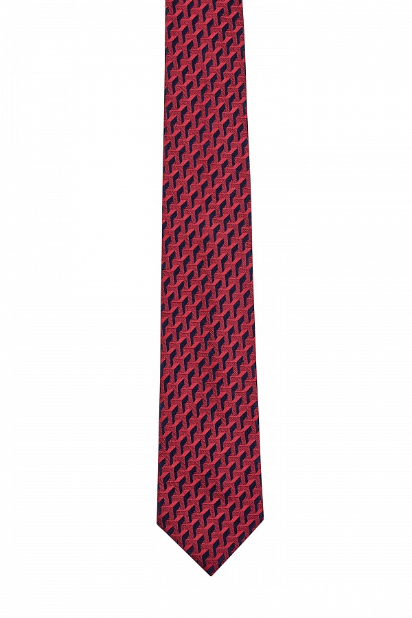 Красно-синий галстук с мелким геометрическим узором