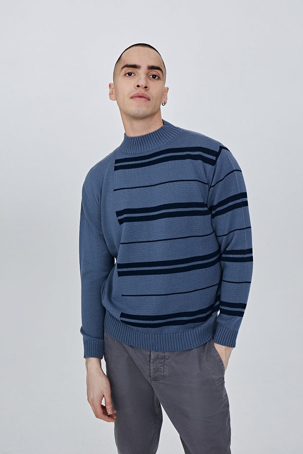 Светло-синий свитер с полосками