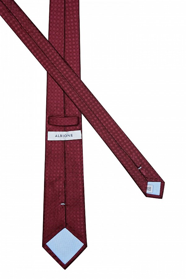 Красный галстук с орнаментом