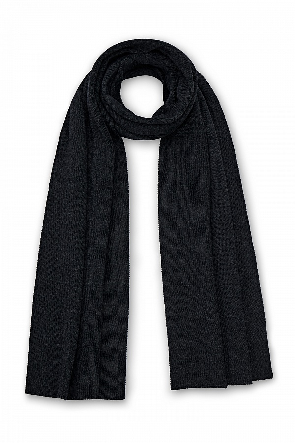 Темно-серый шарф гладкой вязки