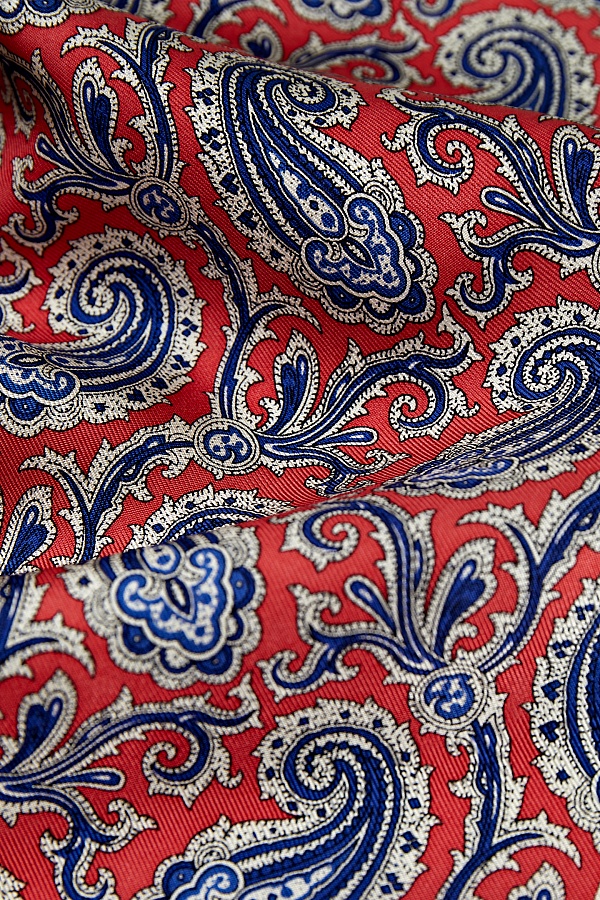Серый платок с красно-синим принтом