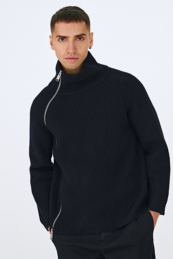 Черный свитер на ассиметричной молнии