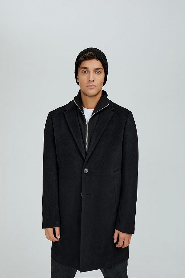 Черное пальто на двух пуговицах