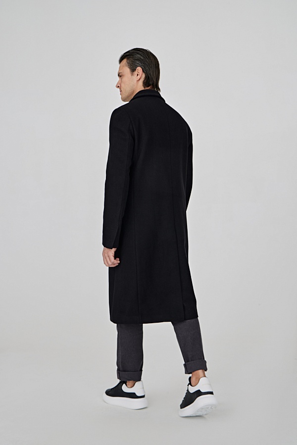 Удлиненное черное пальто на трех пуговицах