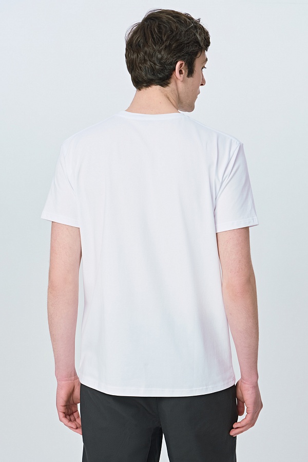 Однотонная белая футболка